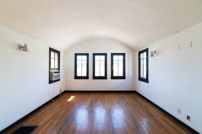 Building Photo - 836 Silver Lake Blvd