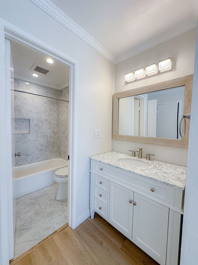 Building Photo - Beautiful 2bd 2ba