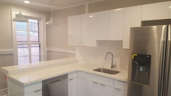 Building Photo - 24 Tracy St