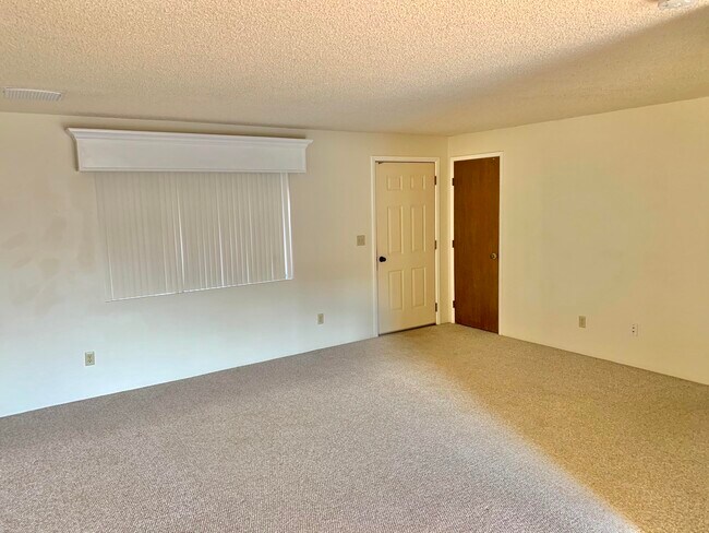 Building Photo - 925 N Evergreen Dr