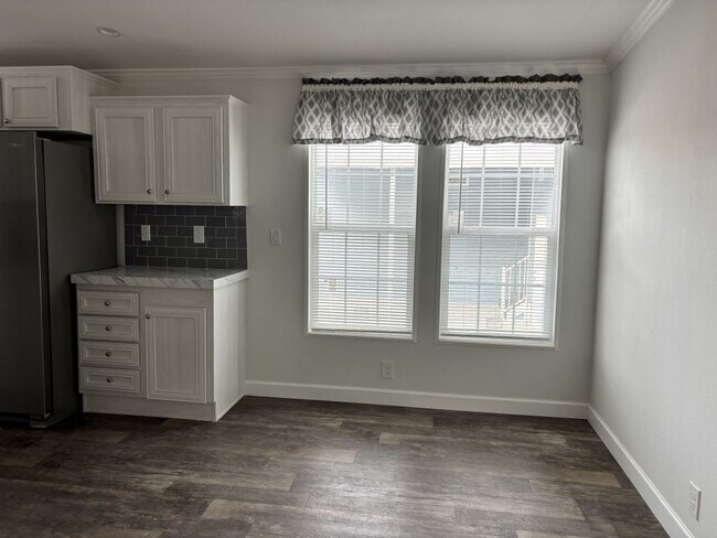 Building Photo - 27 Nyborg Ave