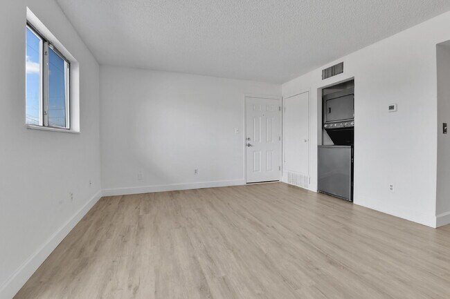 Building Photo - $1,095.00, Studio and 1 bath located in De...