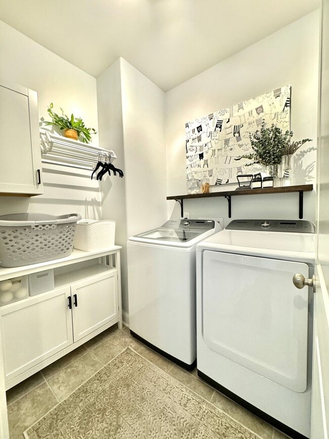 Building Photo - 3 Bedroom, 2.5 Bath Home w/ Fenced Yard and 2 Car Garage