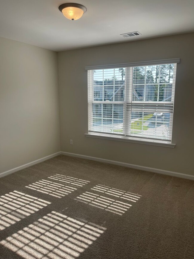 Building Photo - Stunning well kept 4 bed/ 3 bath home!