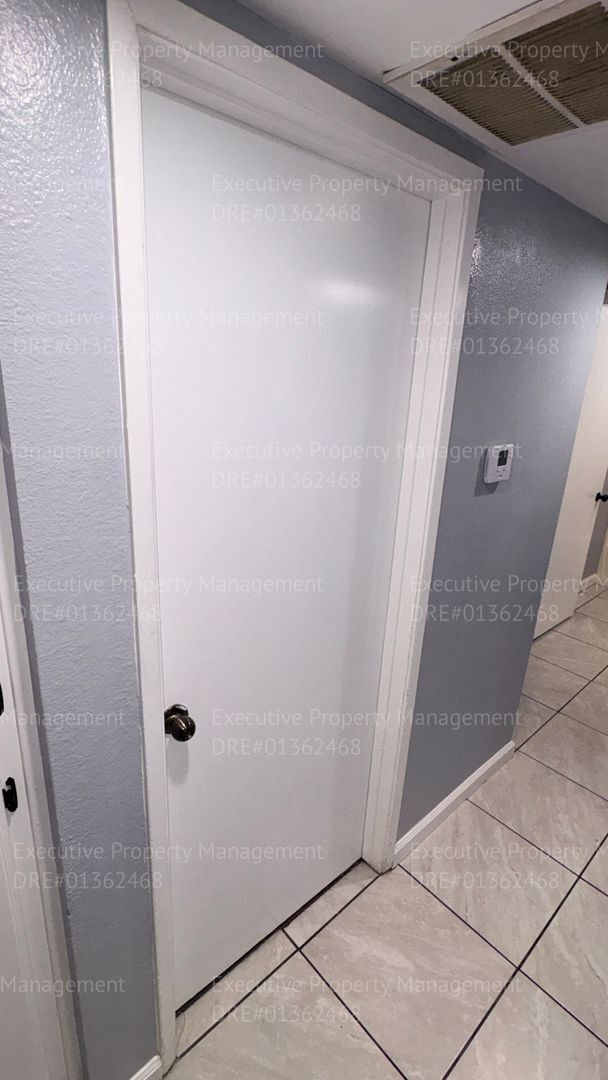 Building Photo - 3 bedroom/ 2 bathroom home nestled in a cul-de-sac.