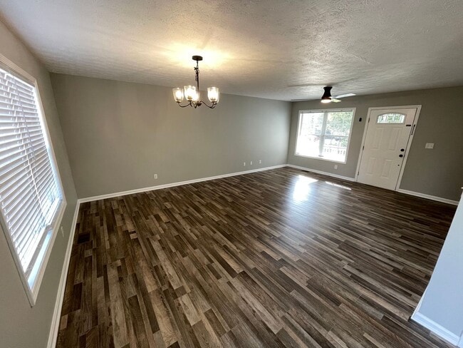 Building Photo - 4 Bedroom Home w/ 2 Car Garage