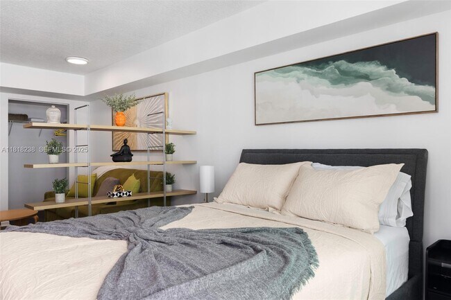 Building Photo - 1200 Brickell Bay Dr