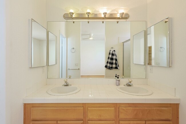 Building Photo - 2 Bed / 2.5 Bath Condo – Walk to Balboa Park!