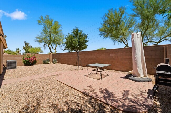 Building Photo - Maricopa Gem! 2,130 SF, Large Kitchen, AZ Room + Golf Course Living