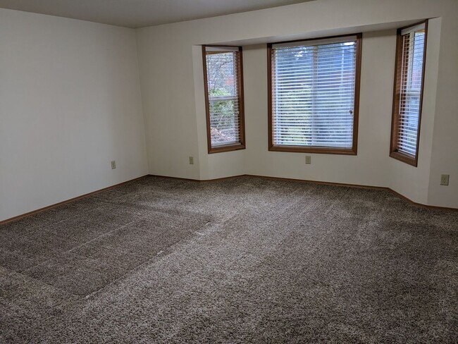 Building Photo - Amazing 4 bedroom home