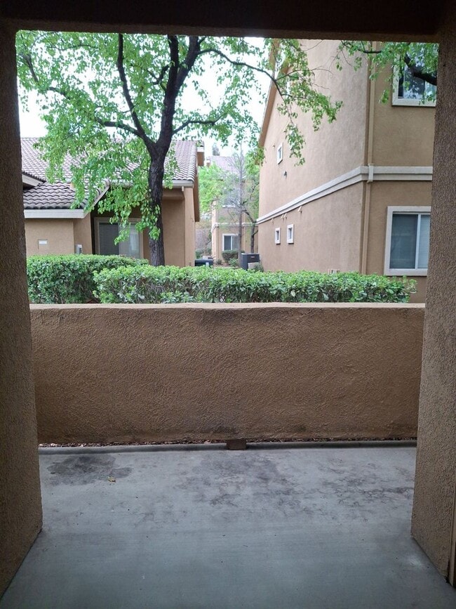 Building Photo - Modern Condominium - 3 Bed, 2 Bath - Gated Community - Access to Pool, Gym, and More!