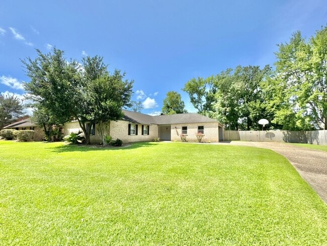 Building Photo - Beautiful 3BR/2BA Home with Sunroom, Formal Dining & Large Backyard