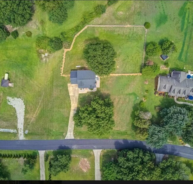 Building Photo - 2565 Oakes Plantation Dr