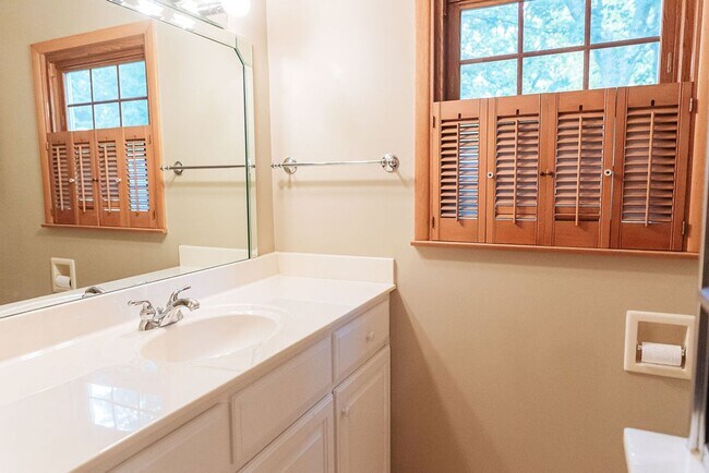 Building Photo - 3 Bed 3 Bath Home