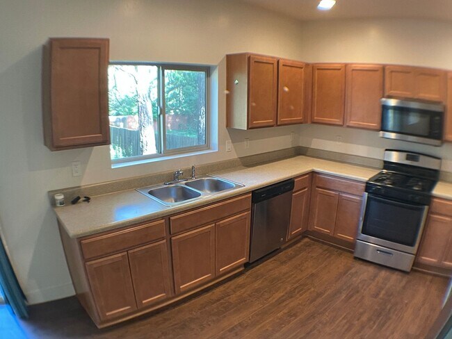 Building Photo - Spacious 3-Bedroom Home in Serene Mountain...