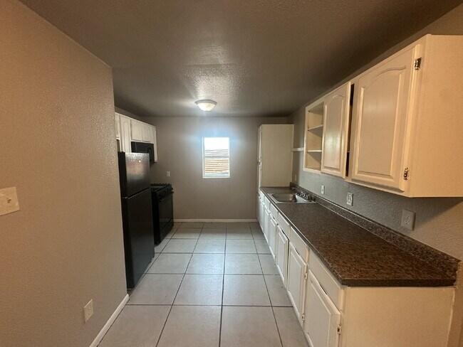 Building Photo - 2 Bedroom, 1 Bath Apartment