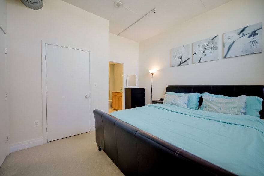 Master Bedroom (w/ ensuite bathroom and walk-in closet) - 2020 12th St NW