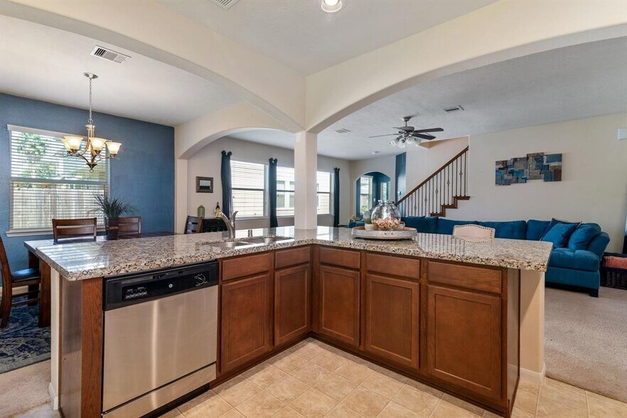 Fully Equipped Kitchen - 14651 Roaring Fork Ln