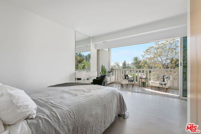 Building Photo - 999 N Doheny Dr
