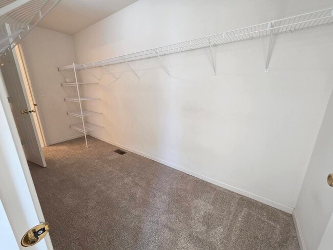 Building Photo - 3996 Blackstone Dr