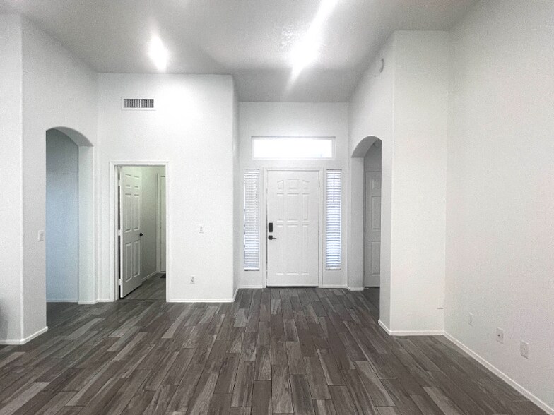 Building Photo - 1501 E Princeton Ave