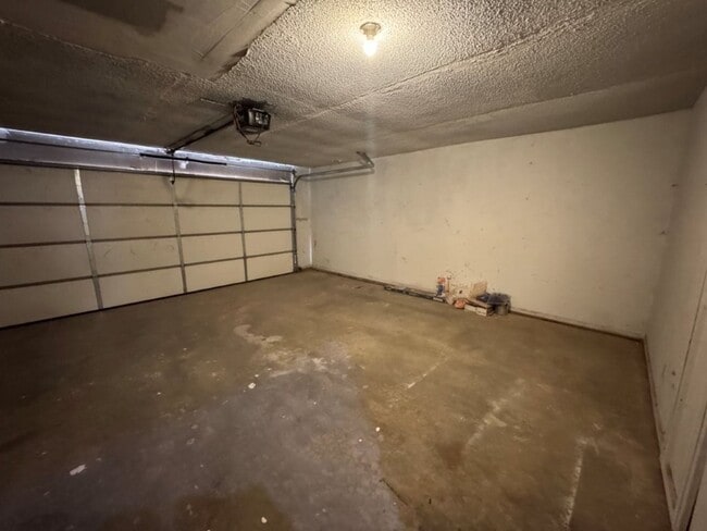 Building Photo - 2 bed, 2 baths and a 2 car garage duplex f...