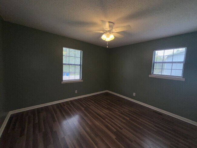 Building Photo - Minutes From Jax State and Jacksonville City Schools