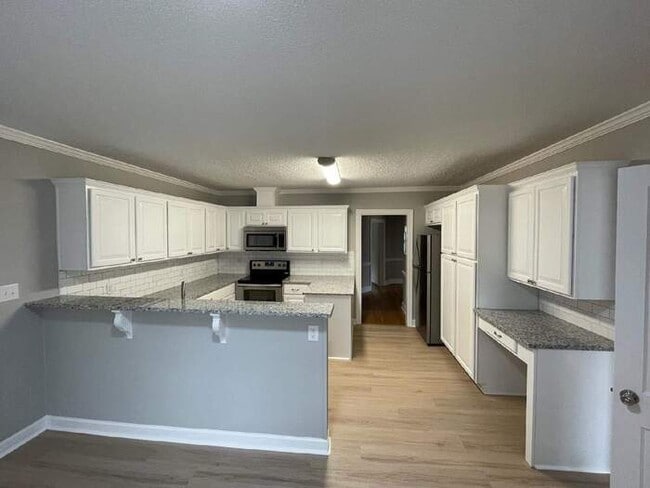 Building Photo - 3 Bedroom 2 Bath