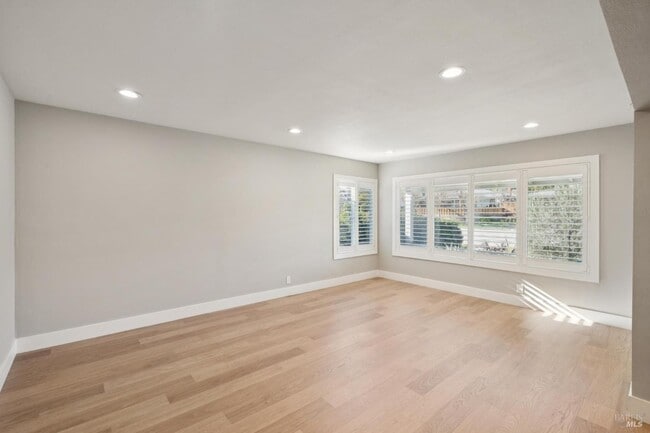 Building Photo - 918 Las Pavadas Ave