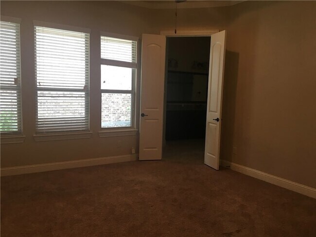 Building Photo - 8633 Ludlow Dr