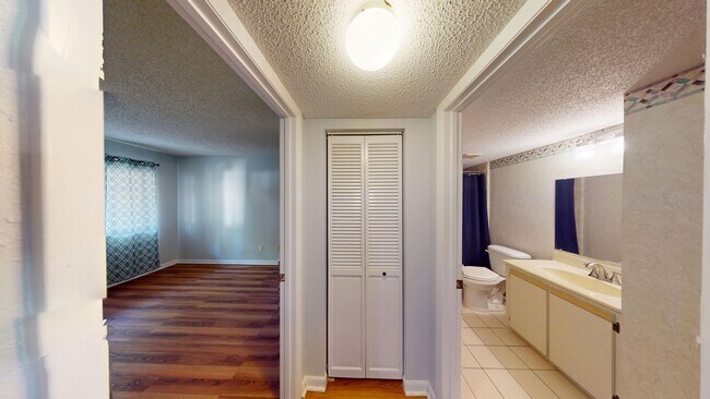 Building Photo - Spacious 2Bed/ 2Bath Condo In Indigo Point - Daytona  *Large Screened In Patio * Water Included *...