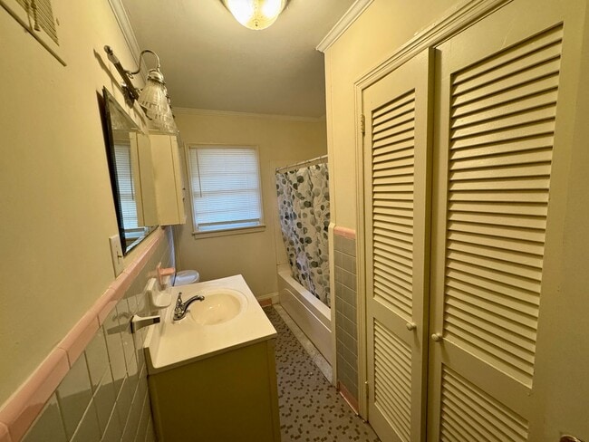 Building Photo - Move-in Ready!