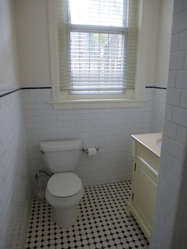 Building Photo - 14 14th St NE