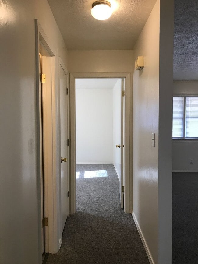 Building Photo - 2060 S Wedgewood Ave