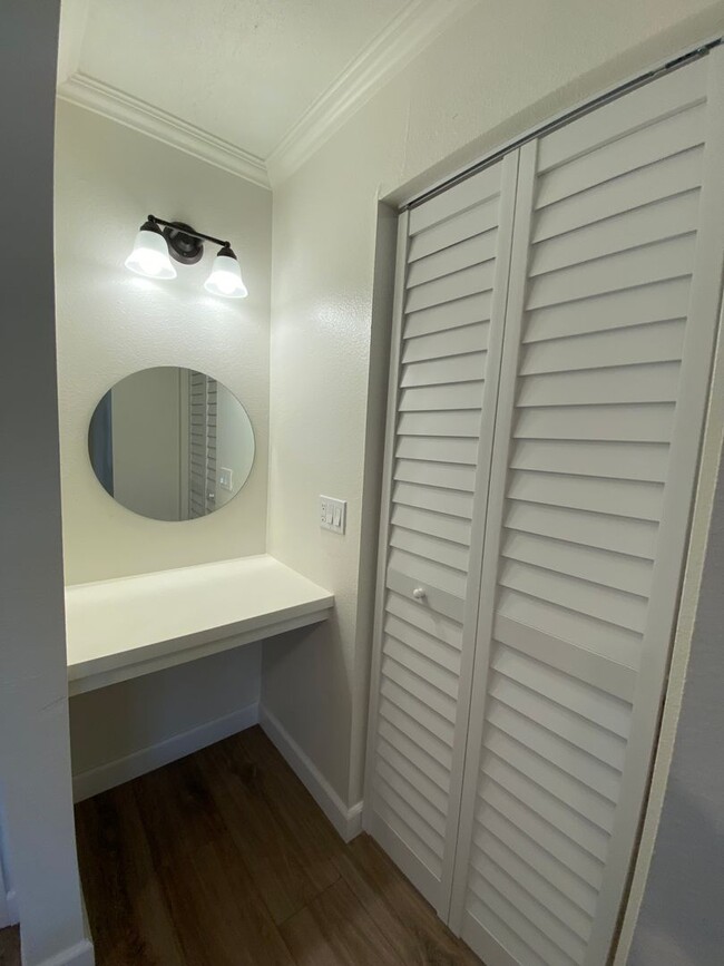 Building Photo - Tastefully Renovated Townhouse Available t...