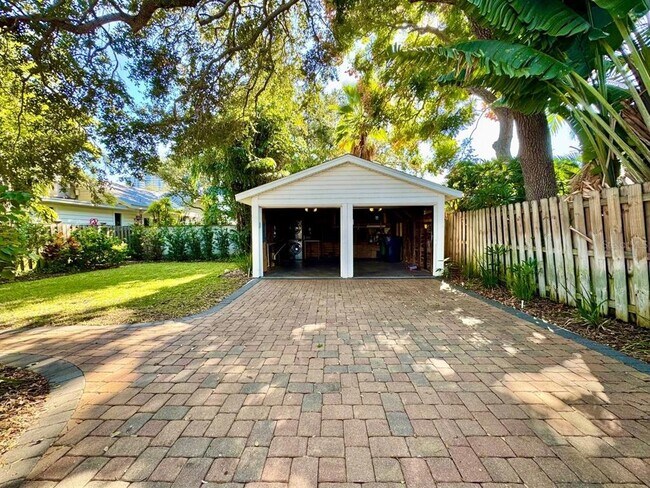 Building Photo - 3112 W Palmira Ave