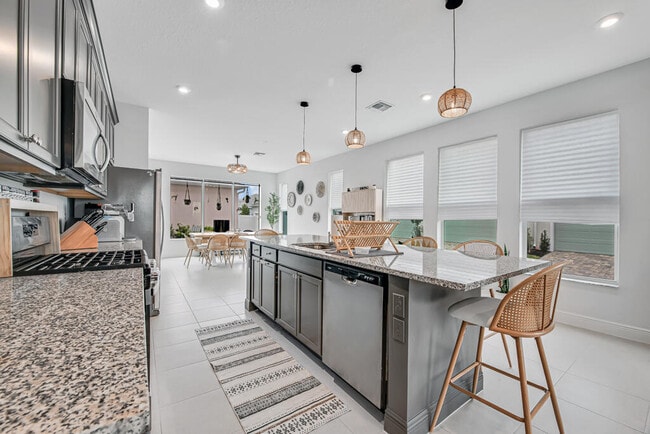 Building Photo - 930 SW Pr Ave