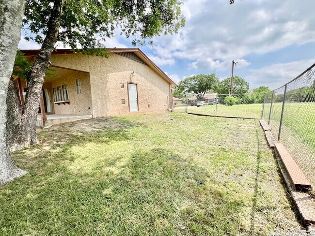 Building Photo - 6803 Indian Lake Dr