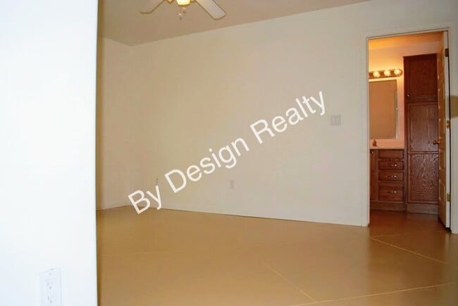 Building Photo - Modern 4 Bed 5 Bath Near UofA – Private Baths & Off-Street Parking