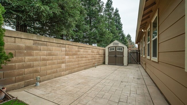 Building Photo - Beautiful 3 bedroom single story home