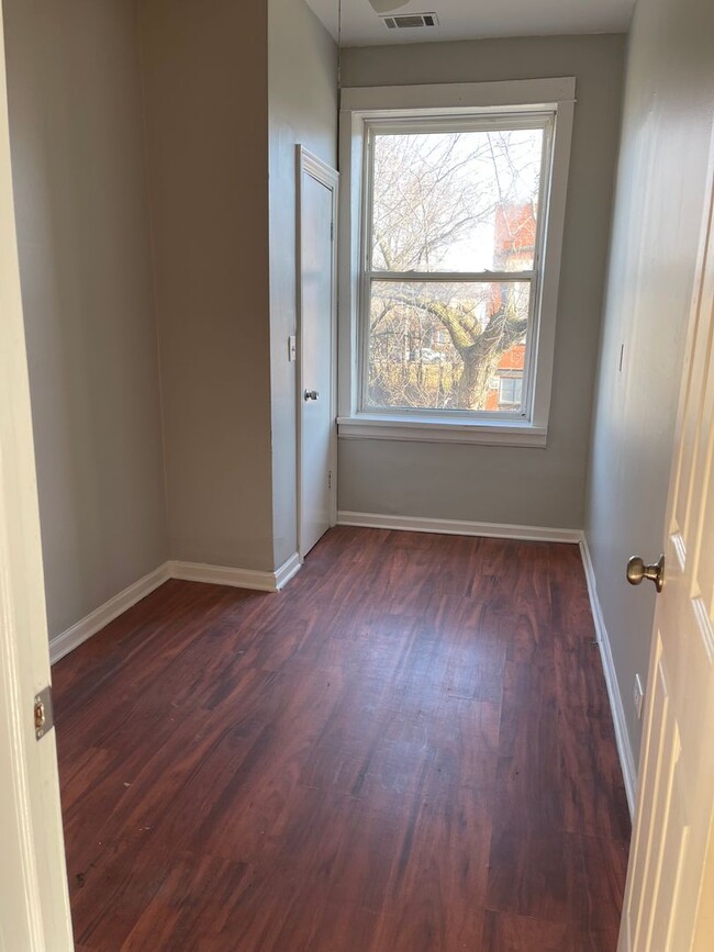 Building Photo - 3 Bedroom Unit with a Great Management Com...