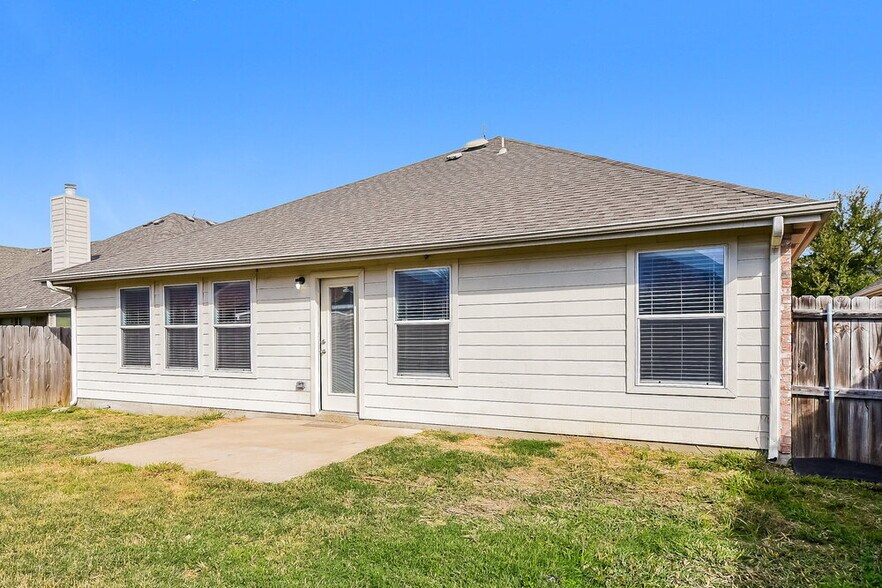 Building Photo - 910 Bowie Dr