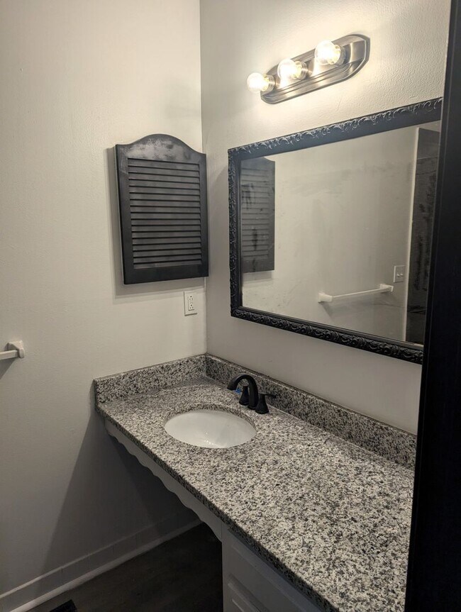 Building Photo - SECURITY DEPOSIT special