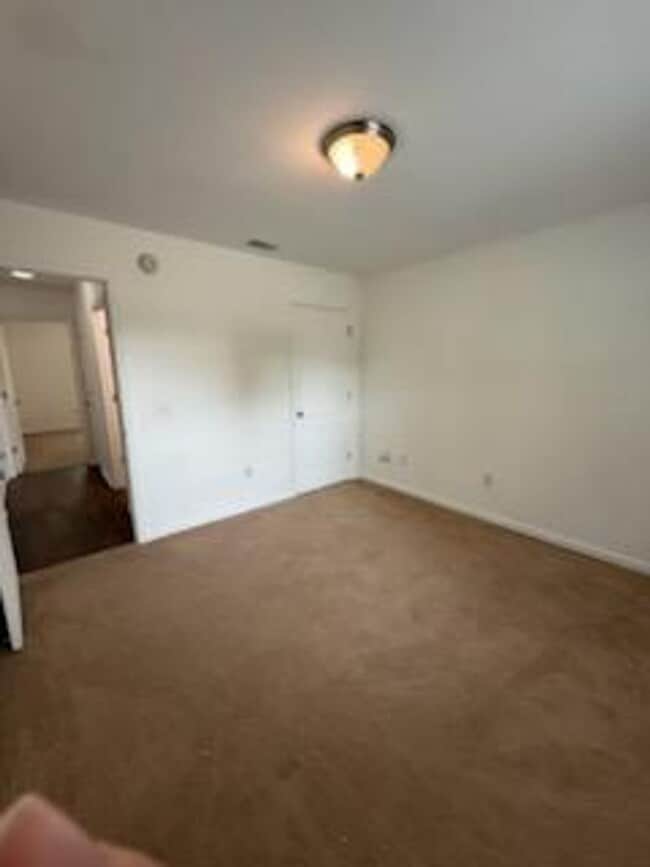 Building Photo - Convenient Southside Bungalo