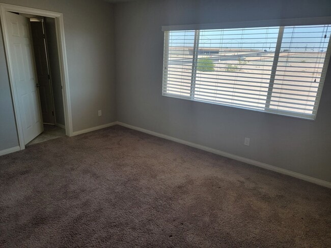 Building Photo - 4 bedroom 3 story home with beautiful remo...