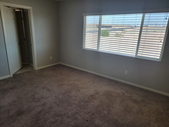 Building Photo - 5 bedroom 3 story home with beautiful remo...