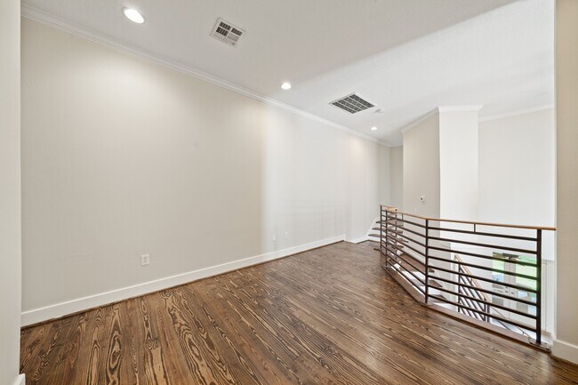 Building Photo - 513 W 22nd St