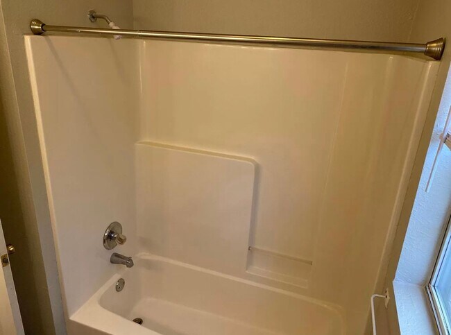 Building Photo - Available Now! 1 Bedroom, 1 Bathroom groun...