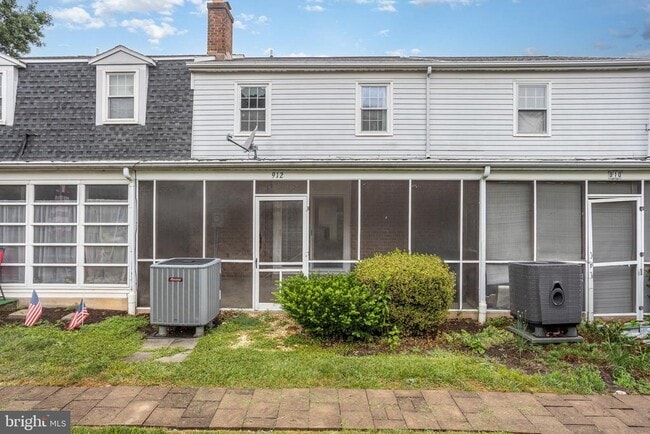 Building Photo - 912 Allenview Dr