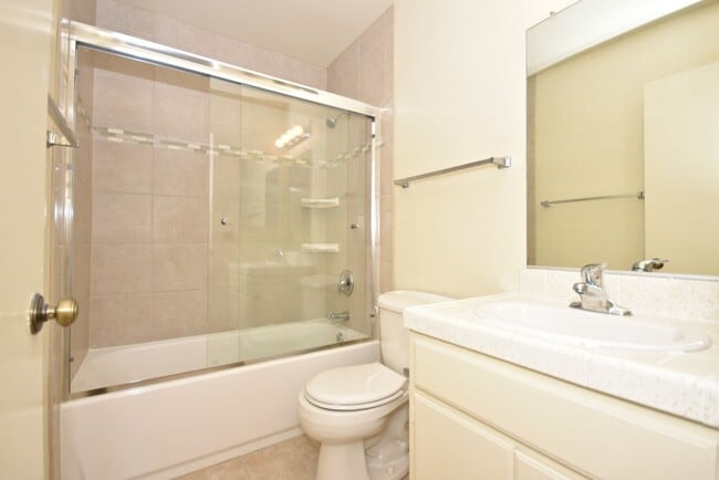 Building Photo - Make this Tanglewood Townhome your cozy home!